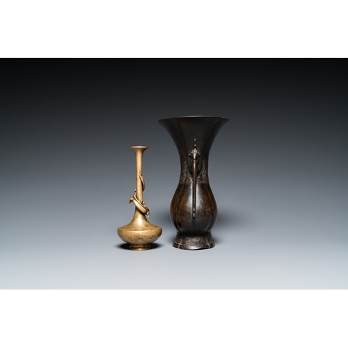 863 - Two Japanese bronze vases, Edo/Meiji, 17/19th C.H.: 23,5 cm (the tallest)