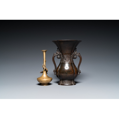 863 - Two Japanese bronze vases, Edo/Meiji, 17/19th C.H.: 23,5 cm (the tallest)