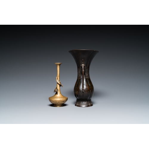 863 - Two Japanese bronze vases, Edo/Meiji, 17/19th C.H.: 23,5 cm (the tallest)