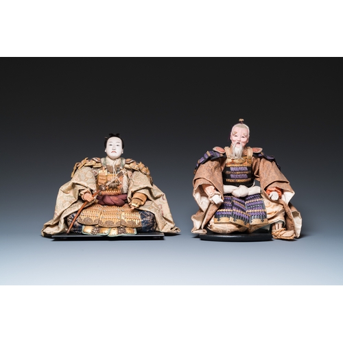 864 - Two Japanese Gofun samurai dolls, Edo/Meiji, 19th C.H.: 33,5 cm (the largest, total size incl. stand... 