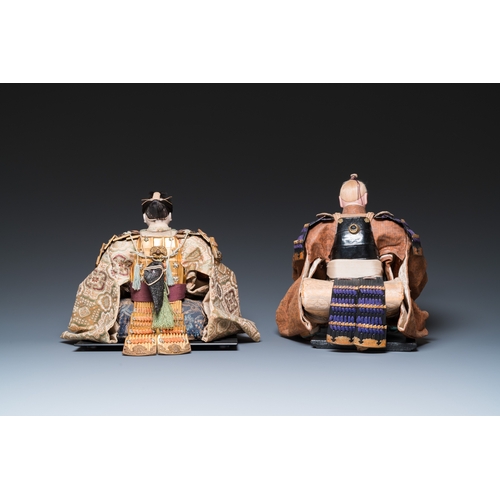 864 - Two Japanese Gofun samurai dolls, Edo/Meiji, 19th C.H.: 33,5 cm (the largest, total size incl. stand... 