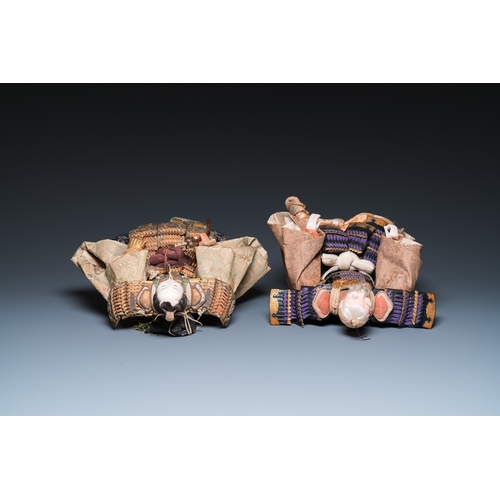 864 - Two Japanese Gofun samurai dolls, Edo/Meiji, 19th C.H.: 33,5 cm (the largest, total size incl. stand... 