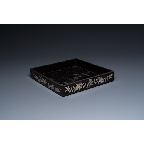 871 - A square Chinese mother-of-pearl-inlaid black lacquer tray, 18th C.Dim.: 24,5 x 23,5 x 4 cm... 