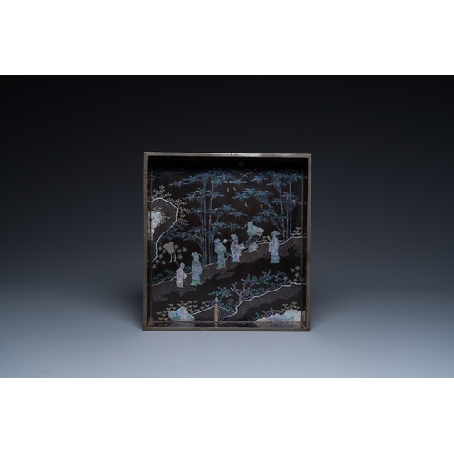 871 - A square Chinese mother-of-pearl-inlaid black lacquer tray, 18th C.Dim.: 24,5 x 23,5 x 4 cm... 