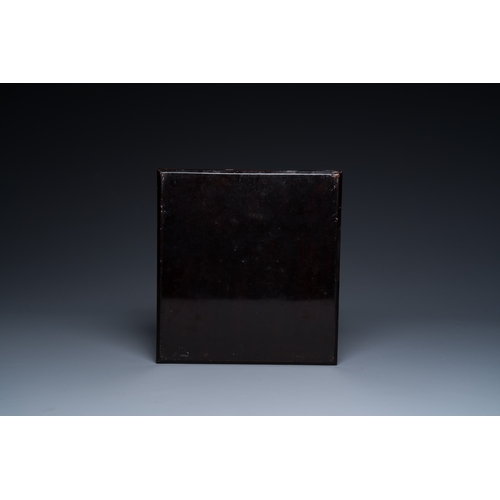 871 - A square Chinese mother-of-pearl-inlaid black lacquer tray, 18th C.Dim.: 24,5 x 23,5 x 4 cm... 