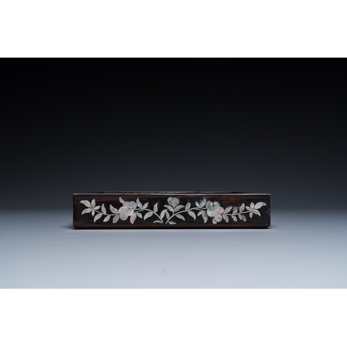 871 - A square Chinese mother-of-pearl-inlaid black lacquer tray, 18th C.Dim.: 24,5 x 23,5 x 4 cm... 