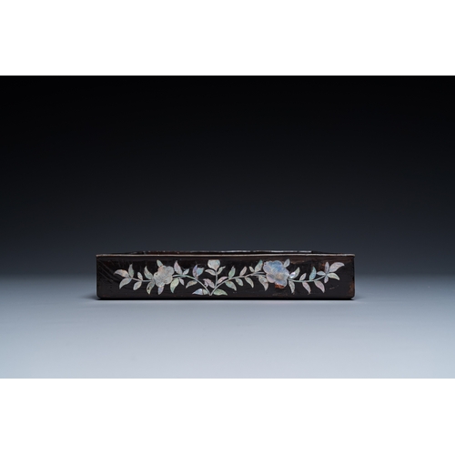 871 - A square Chinese mother-of-pearl-inlaid black lacquer tray, 18th C.Dim.: 24,5 x 23,5 x 4 cm... 