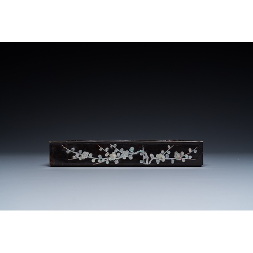 871 - A square Chinese mother-of-pearl-inlaid black lacquer tray, 18th C.Dim.: 24,5 x 23,5 x 4 cm... 