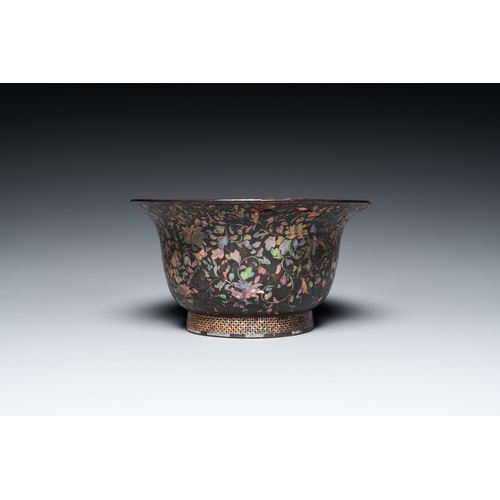 872 - A large Chinese mother-of-pearl-inlaid black lacquer bowl, KangxiDia.: 19 cm - H.: 10 cm... 