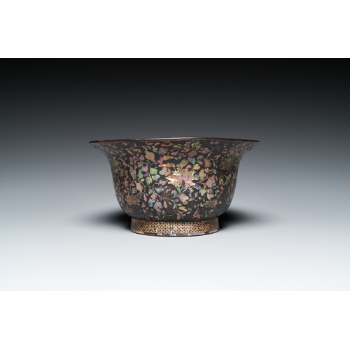 872 - A large Chinese mother-of-pearl-inlaid black lacquer bowl, KangxiDia.: 19 cm - H.: 10 cm... 