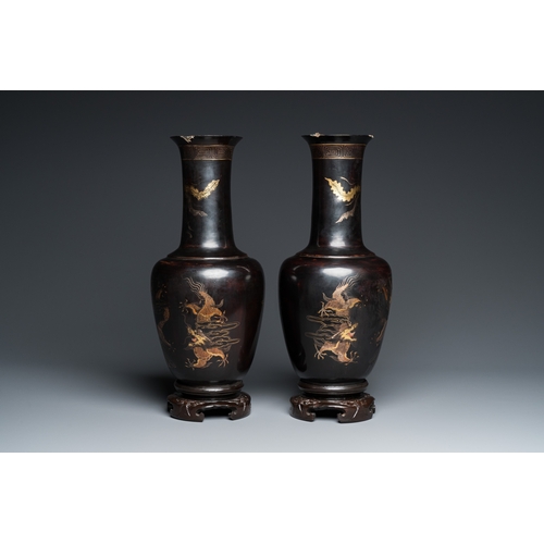 873 - A pair of Chinese Fuzhou or Foochow lacquer 'dragon' vases, 19th C.H.: 44,5 cm (incl. stand)... 