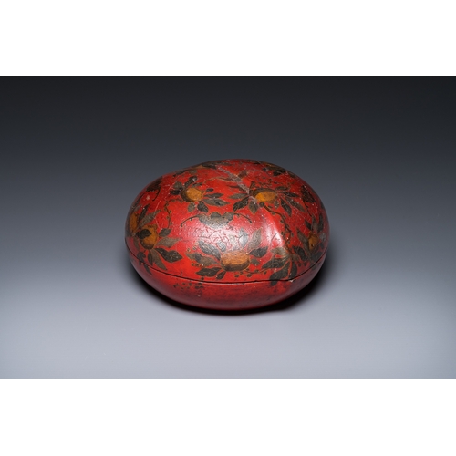 880 - A Chinese peach-shaped painted lacquer box and cover, QingDim.: 23,5 x 23 x 13 cm