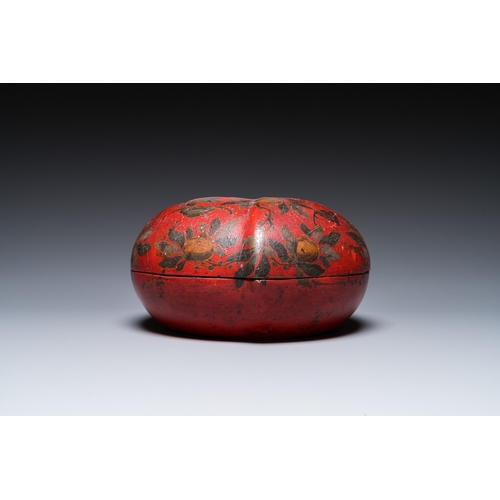 880 - A Chinese peach-shaped painted lacquer box and cover, QingDim.: 23,5 x 23 x 13 cm