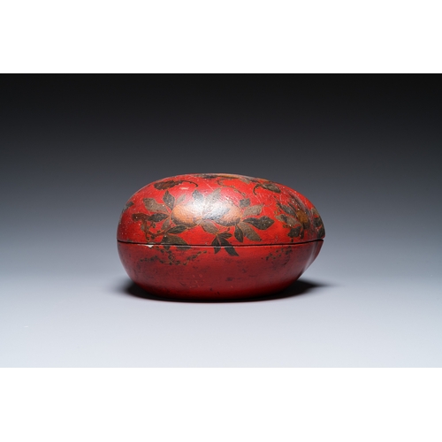 880 - A Chinese peach-shaped painted lacquer box and cover, QingDim.: 23,5 x 23 x 13 cm