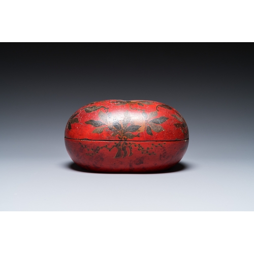 880 - A Chinese peach-shaped painted lacquer box and cover, QingDim.: 23,5 x 23 x 13 cm