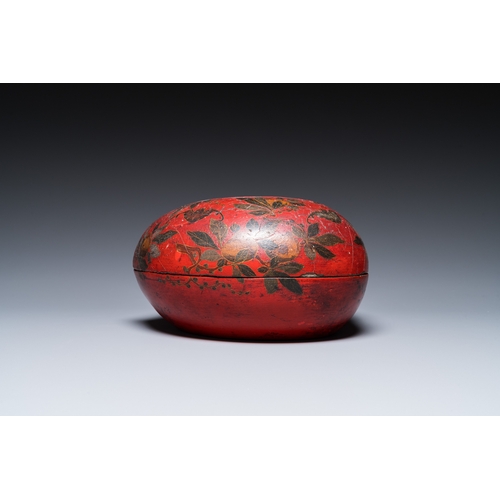 880 - A Chinese peach-shaped painted lacquer box and cover, QingDim.: 23,5 x 23 x 13 cm