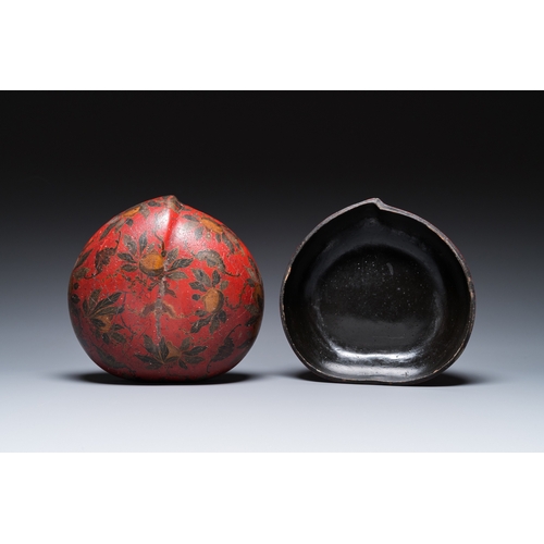 880 - A Chinese peach-shaped painted lacquer box and cover, QingDim.: 23,5 x 23 x 13 cm