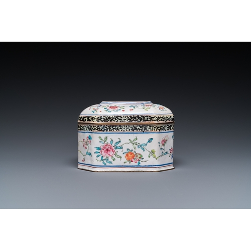 882 - A Chinese Canton enamel box and cover with floral design, Yongzheng/QianlongDim.: 12 x 8,5 x 8,5 cm... 