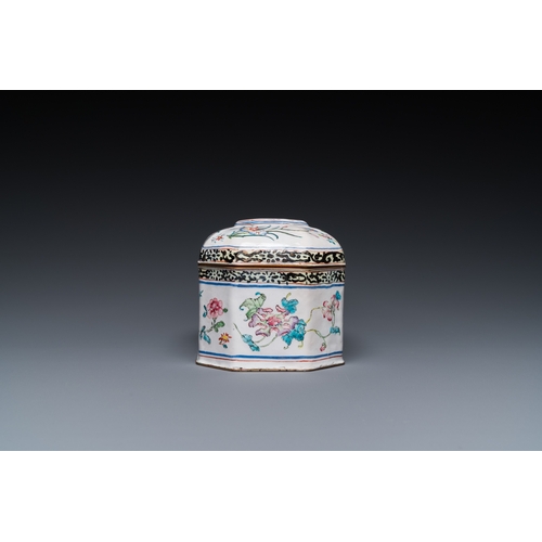 882 - A Chinese Canton enamel box and cover with floral design, Yongzheng/QianlongDim.: 12 x 8,5 x 8,5 cm... 