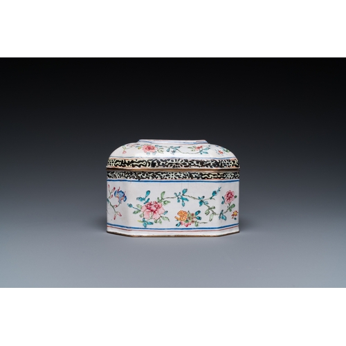 882 - A Chinese Canton enamel box and cover with floral design, Yongzheng/QianlongDim.: 12 x 8,5 x 8,5 cm... 