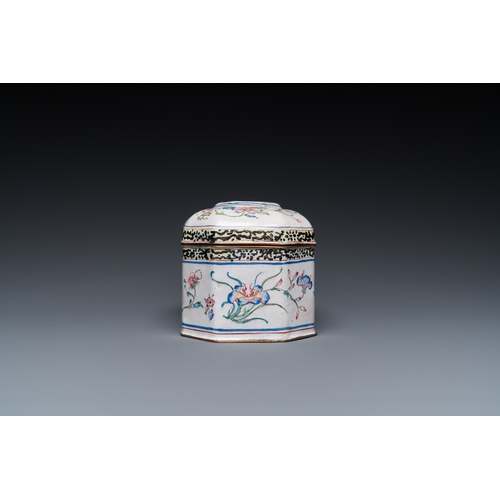 882 - A Chinese Canton enamel box and cover with floral design, Yongzheng/QianlongDim.: 12 x 8,5 x 8,5 cm... 