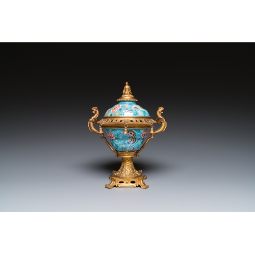 884 - A Chinese Canton enamel bowl and cover with fine gilt bronze mount, JiaqingH.: 22,5 cm... 