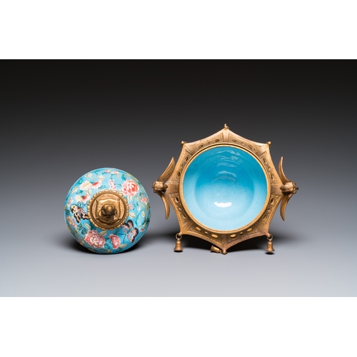 884 - A Chinese Canton enamel bowl and cover with fine gilt bronze mount, JiaqingH.: 22,5 cm... 