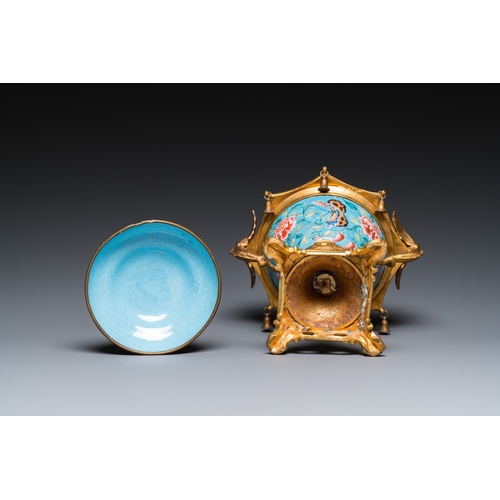 884 - A Chinese Canton enamel bowl and cover with fine gilt bronze mount, JiaqingH.: 22,5 cm... 