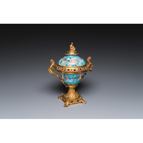 884 - A Chinese Canton enamel bowl and cover with fine gilt bronze mount, JiaqingH.: 22,5 cm... 