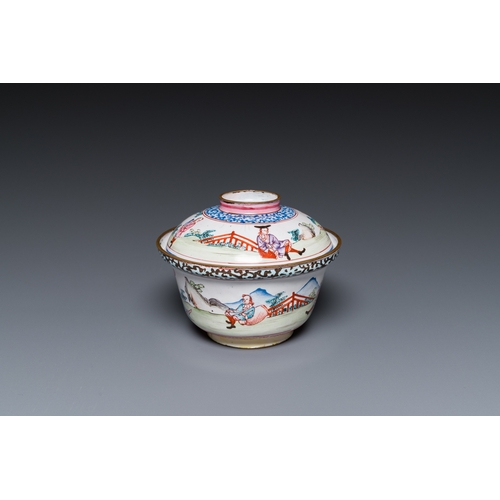 886 - A Chinese Canton enamel 'foreigners' bowl and cover, YongzhengDia.: 12 cm - H.: 9 cm