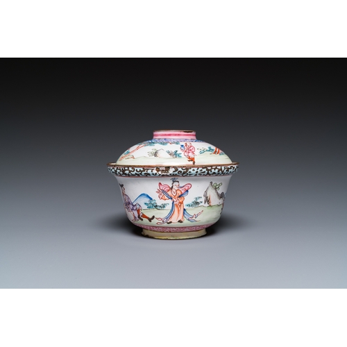 886 - A Chinese Canton enamel 'foreigners' bowl and cover, YongzhengDia.: 12 cm - H.: 9 cm