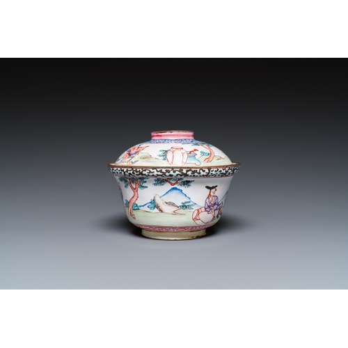 886 - A Chinese Canton enamel 'foreigners' bowl and cover, YongzhengDia.: 12 cm - H.: 9 cm