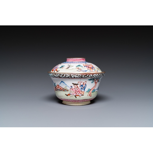 886 - A Chinese Canton enamel 'foreigners' bowl and cover, YongzhengDia.: 12 cm - H.: 9 cm