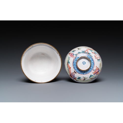 886 - A Chinese Canton enamel 'foreigners' bowl and cover, YongzhengDia.: 12 cm - H.: 9 cm