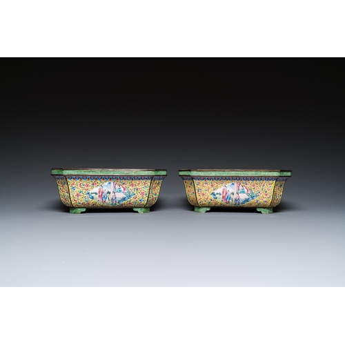 892 - A pair of Chinese yellow-ground Canton enamel jardinieres, JiaqingDim.: 22 x 14 x 8,5 cm
 
 Provenan... 