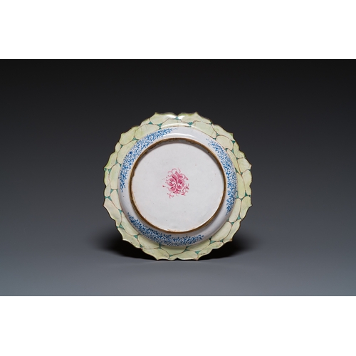 893 - A Chinese Canton enamel 'erotical subject' plate, Yongzheng/QianlongDia.: 18,5 cm