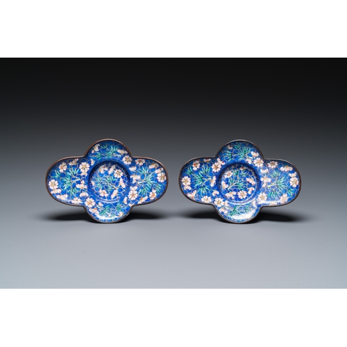 901 - A pair of Chinese blue-ground Canton enamel covered bowls on stands, QianlongH.: 10 cm - Dia.: 7,5 c... 