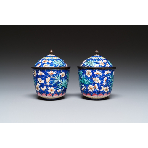 901 - A pair of Chinese blue-ground Canton enamel covered bowls on stands, QianlongH.: 10 cm - Dia.: 7,5 c... 