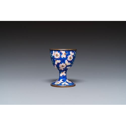 902 - A Chinese Canton enamel egg cup, Qianlong/JiaqingH.: 6,5 cm - Dia.: 5 cm