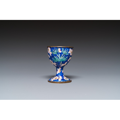 902 - A Chinese Canton enamel egg cup, Qianlong/JiaqingH.: 6,5 cm - Dia.: 5 cm