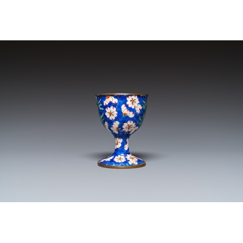 902 - A Chinese Canton enamel egg cup, Qianlong/JiaqingH.: 6,5 cm - Dia.: 5 cm