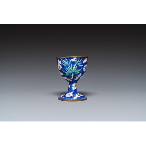 902 - A Chinese Canton enamel egg cup, Qianlong/JiaqingH.: 6,5 cm - Dia.: 5 cm