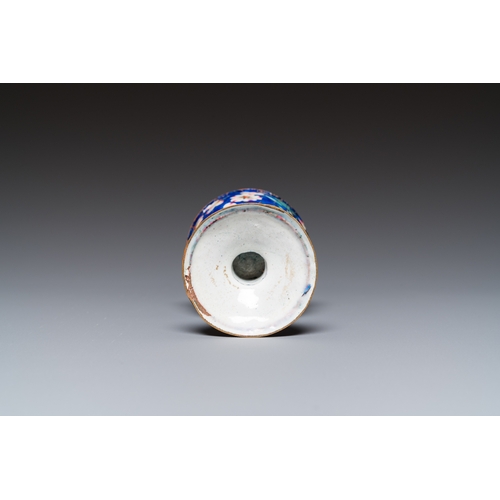 902 - A Chinese Canton enamel egg cup, Qianlong/JiaqingH.: 6,5 cm - Dia.: 5 cm