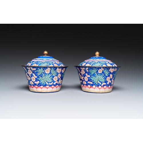 904 - A pair of Chinese Canton enamel bowls and covers, QianlongDia.: 13,5 cm - H.: 11,5 cm