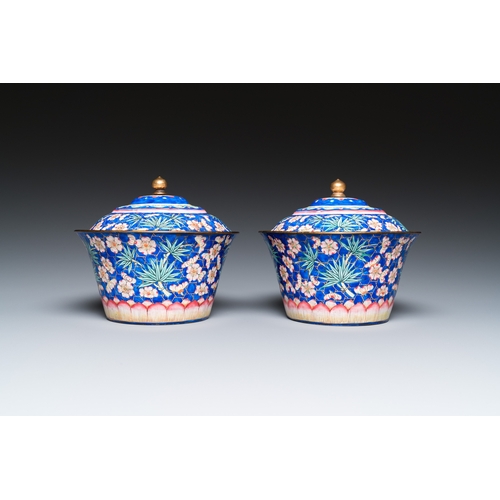 904 - A pair of Chinese Canton enamel bowls and covers, QianlongDia.: 13,5 cm - H.: 11,5 cm