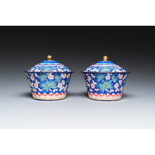 904 - A pair of Chinese Canton enamel bowls and covers, QianlongDia.: 13,5 cm - H.: 11,5 cm