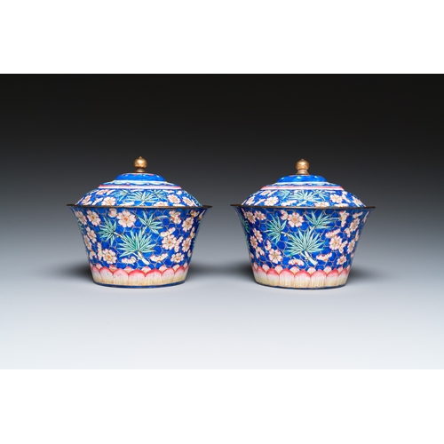 904 - A pair of Chinese Canton enamel bowls and covers, QianlongDia.: 13,5 cm - H.: 11,5 cm