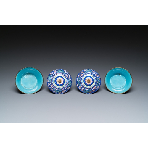 904 - A pair of Chinese Canton enamel bowls and covers, QianlongDia.: 13,5 cm - H.: 11,5 cm