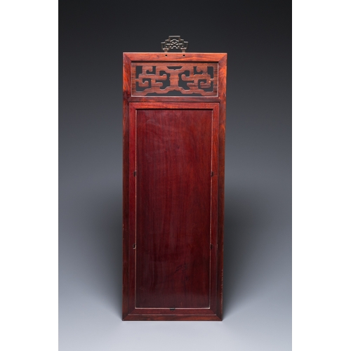 912 - A Chinese wooden mirror and a foldable stool, 19/20th C.Dim.: 94 x 35,5 cm (the mirror) Dim.: 41 x 3... 