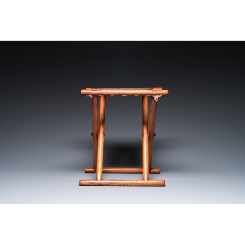 912 - A Chinese wooden mirror and a foldable stool, 19/20th C.Dim.: 94 x 35,5 cm (the mirror) Dim.: 41 x 3... 